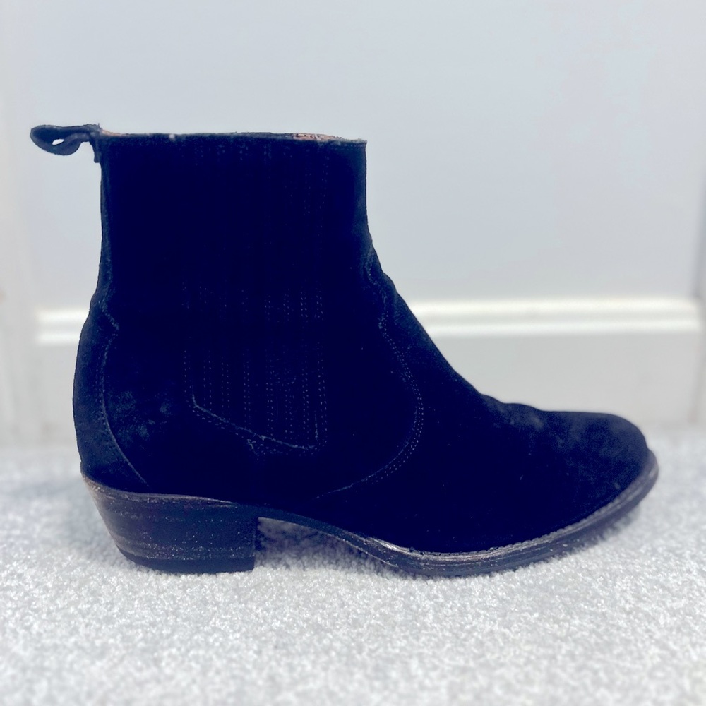 FRYE Chelsea boots in black suede, size 8.